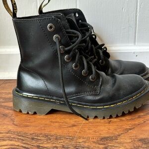 Dr Martens size 6 normal tie ups